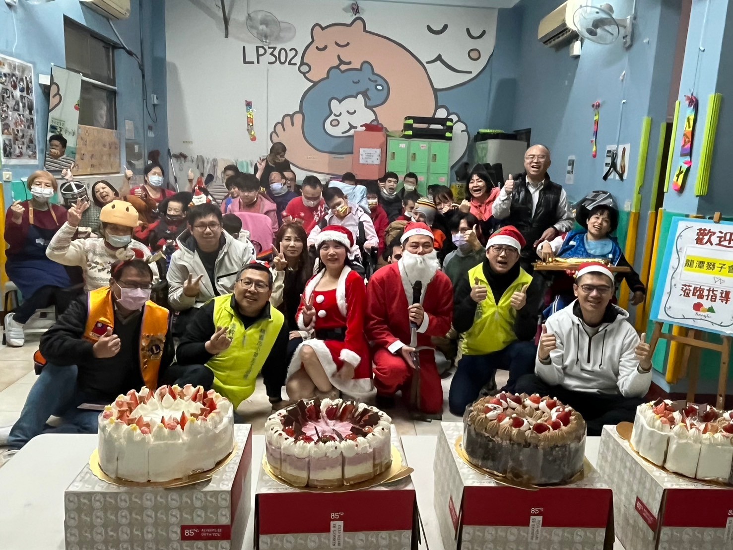 LINE_ALBUM_113.12.17聖誕老公公發禮物(桃園市小草志工協會)_241218_234.jpg 小草志工聖誕關懷聖誕關懷
