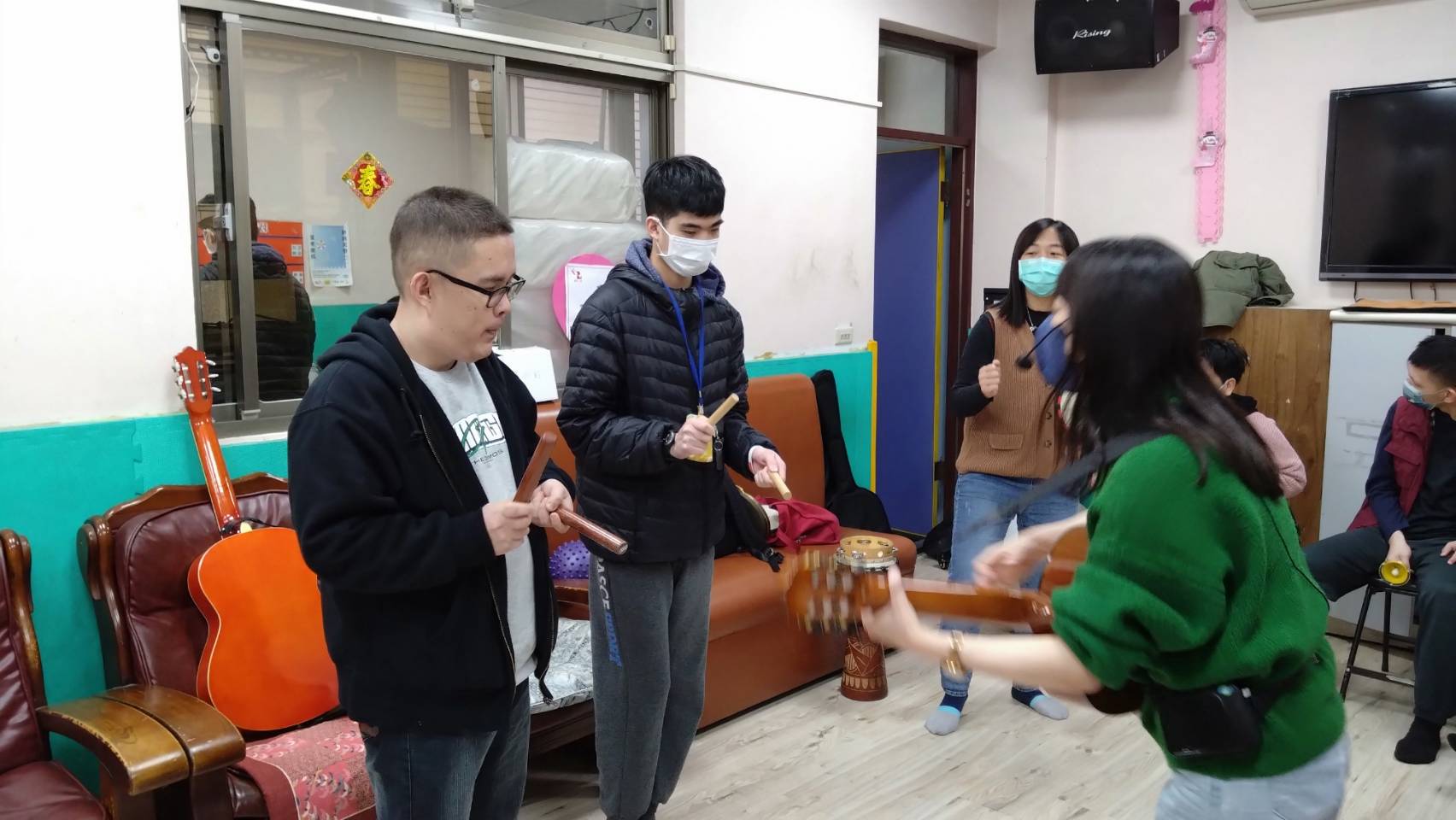 156840_0.jpg 配合老師打擊樂器