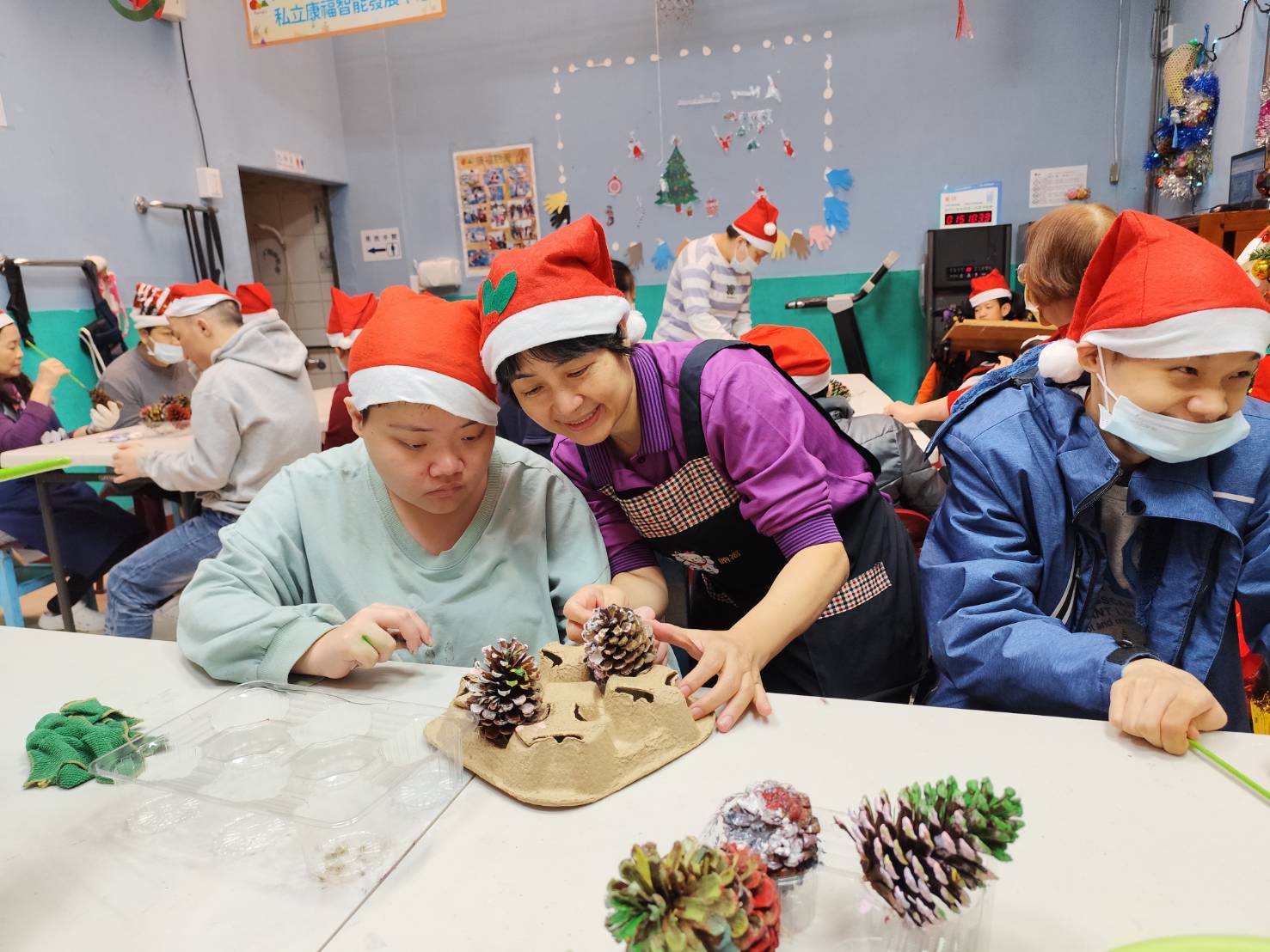 松果彩繪-老師協助彩繪