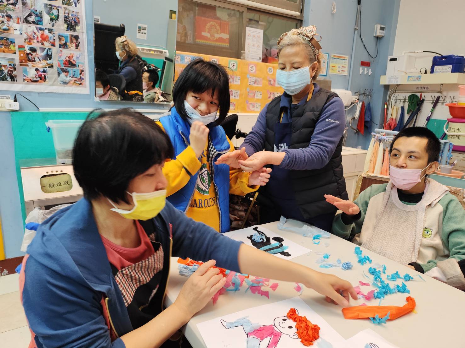 工作人員協助黏貼