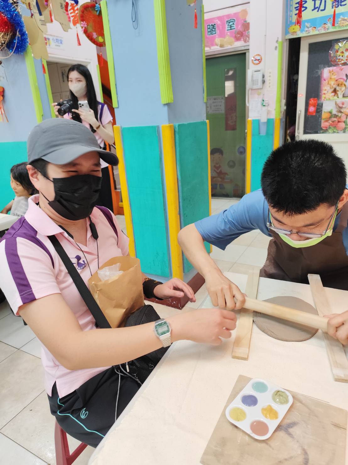 志工協助擀平陶土